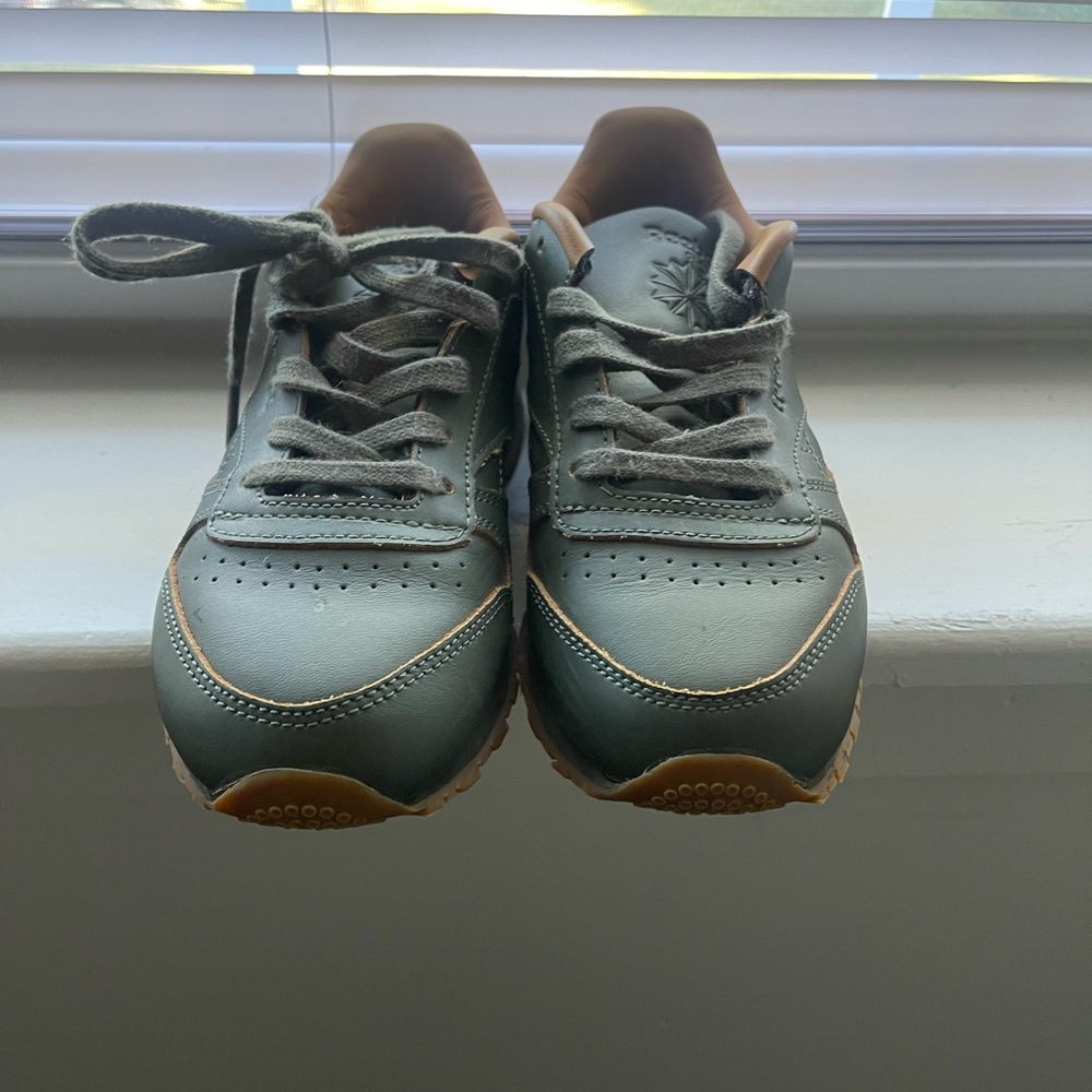 Youth reeboks size 1 50 or best offer
